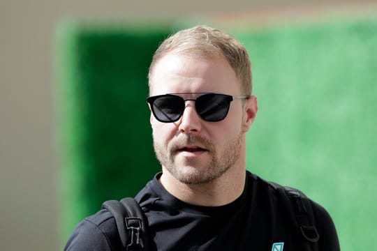 Der Finne Valtteri Bottas steht auf Schneeschuh-Wandern.