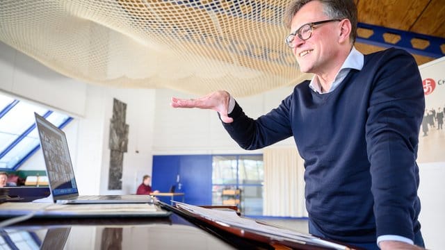 Rainer Homburg, künstlerischer Leiter der Hymnus-Chorknaben, bei einer Chorprobe, die als Videokonferenz stattfindet. Rainer Homburg, künstlerischer Leiter der Hymnus-Chorknaben, bei einer Chorprobe, die als Videokonferenz stattfindet.