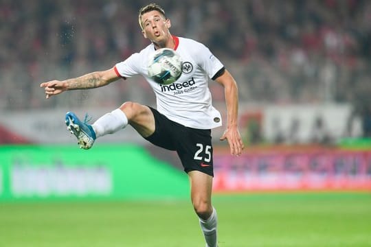 Erlebt derzeit das etwas andere Mannschaftstraining: Eintracht-Profi Erik Durm.