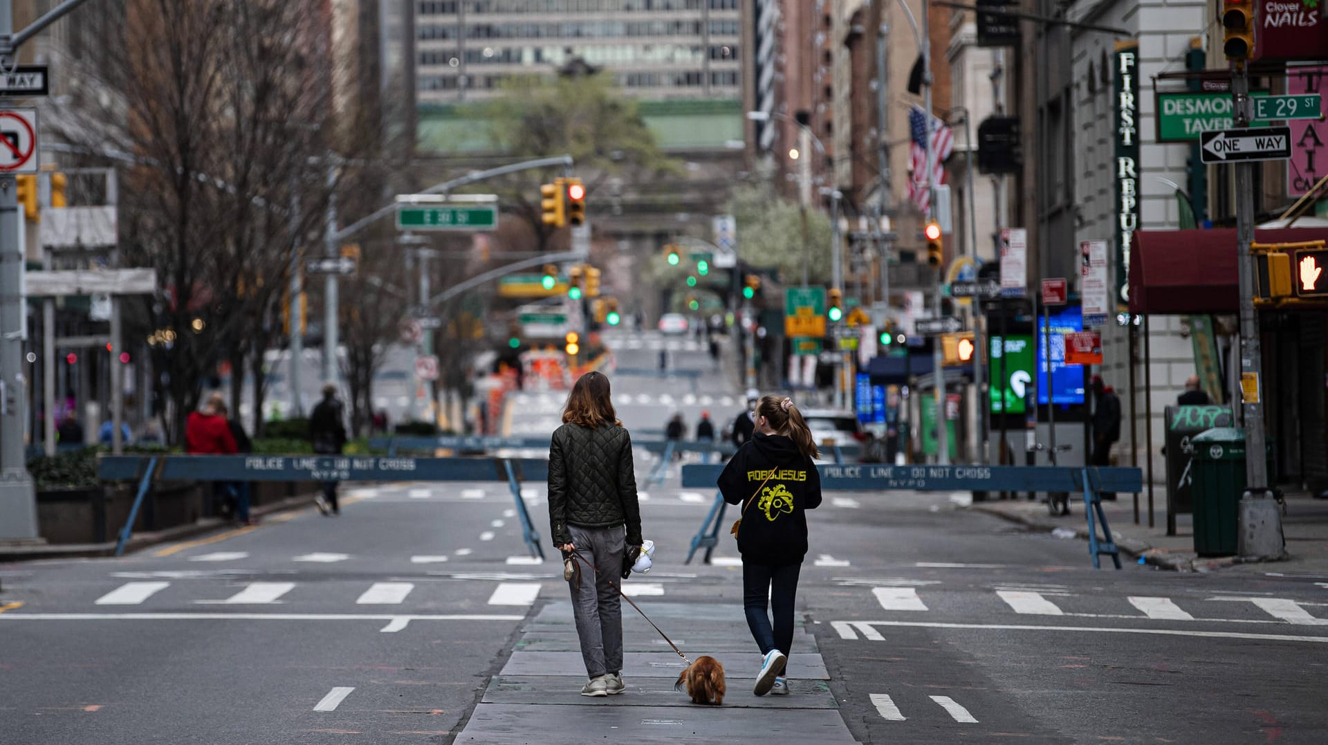 Viele Straßen in New York, wie hier die Park Avenue, sind gesperrt, um den Menschen beim Spaziergang mehr Abstand zueinander zu ermöglichen.