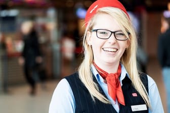 Unverkennbare Dienstkleidung: Sarah Thieme macht bei der Deutschen Bahn eine Ausbildung zur Kauffrau für Verkehrsservice.