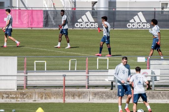 Die Bayern-Profis haben in Kleingruppen das Training auf dem Platz wieder aufgenommen.