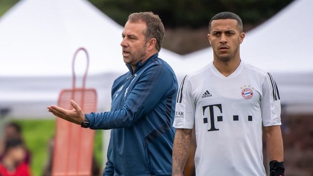 Nimmt mit dem FC Bayern das Training auf dem Platz wieder auf: FCB-Coach Hansi Flick. Nimmt mit dem FC Bayern das Training auf dem Platz wieder auf: FCB-Coach Hansi Flick.