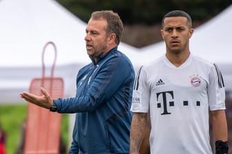 Nimmt mit dem FC Bayern das Training auf dem Platz wieder auf: FCB-Coach Hansi Flick.