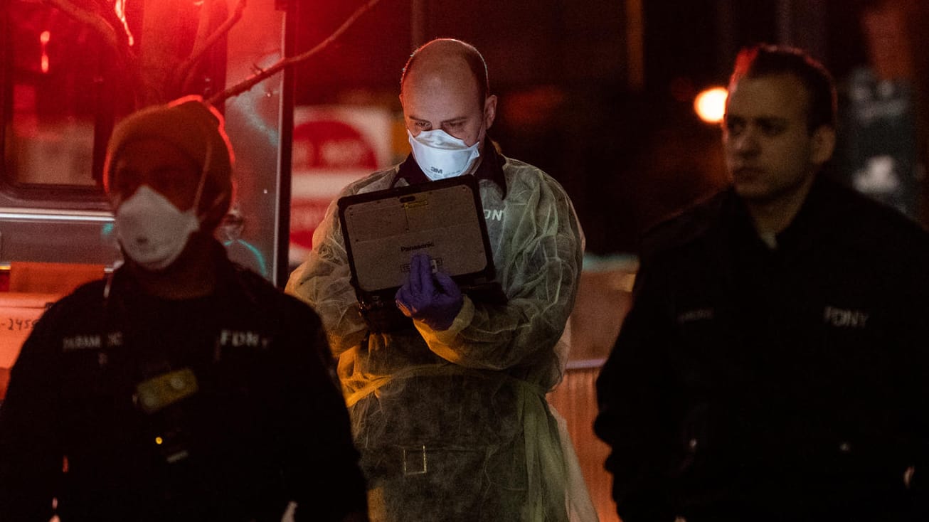 Rettungskräfte mit Schutzmasken vor einem New Yorker Krankenhaus.