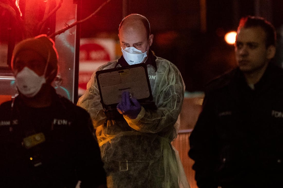 Rettungskräfte mit Schutzmasken vor einem New Yorker Krankenhaus.