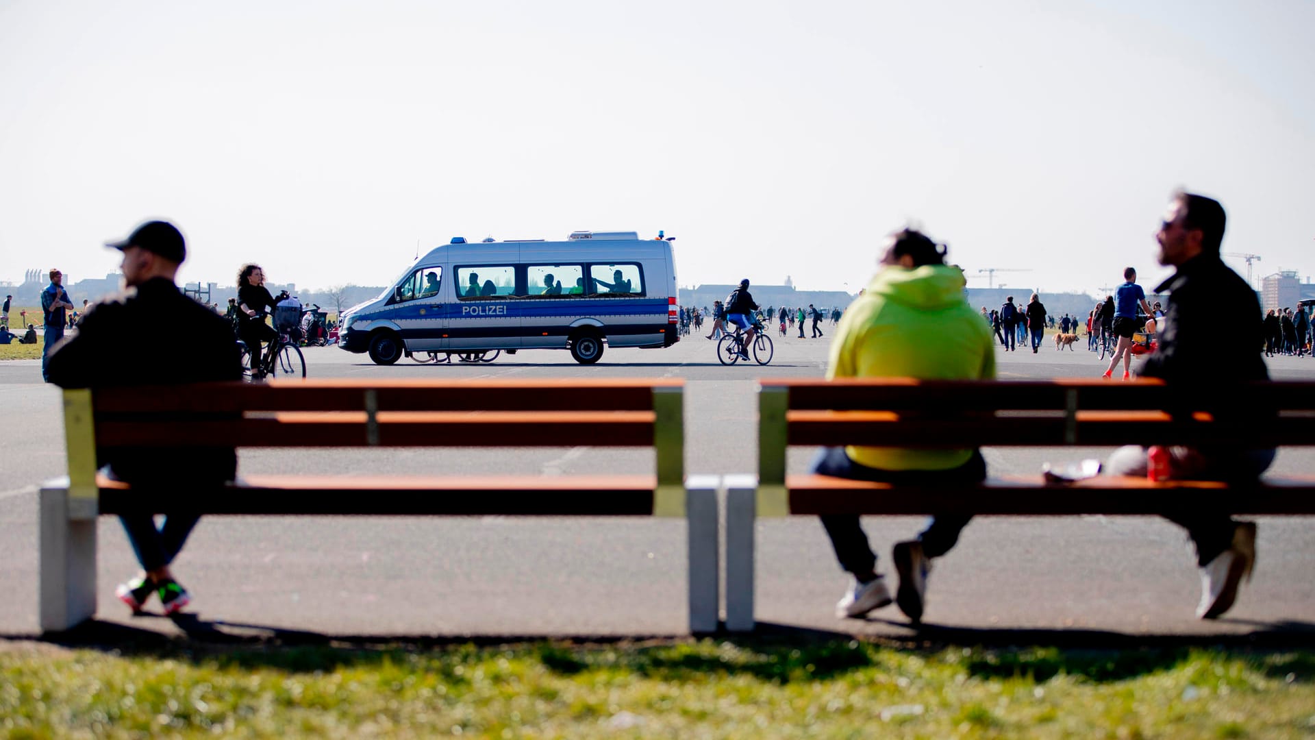 Ein Polizeifahrzeug fährt auf dem Tempelhofer Feld Patrouille: Am Wochenende waren 500 Polizeibeamte im Einsatz, um zu überprüfen, ob sich die Berliner an die Verbote halten.