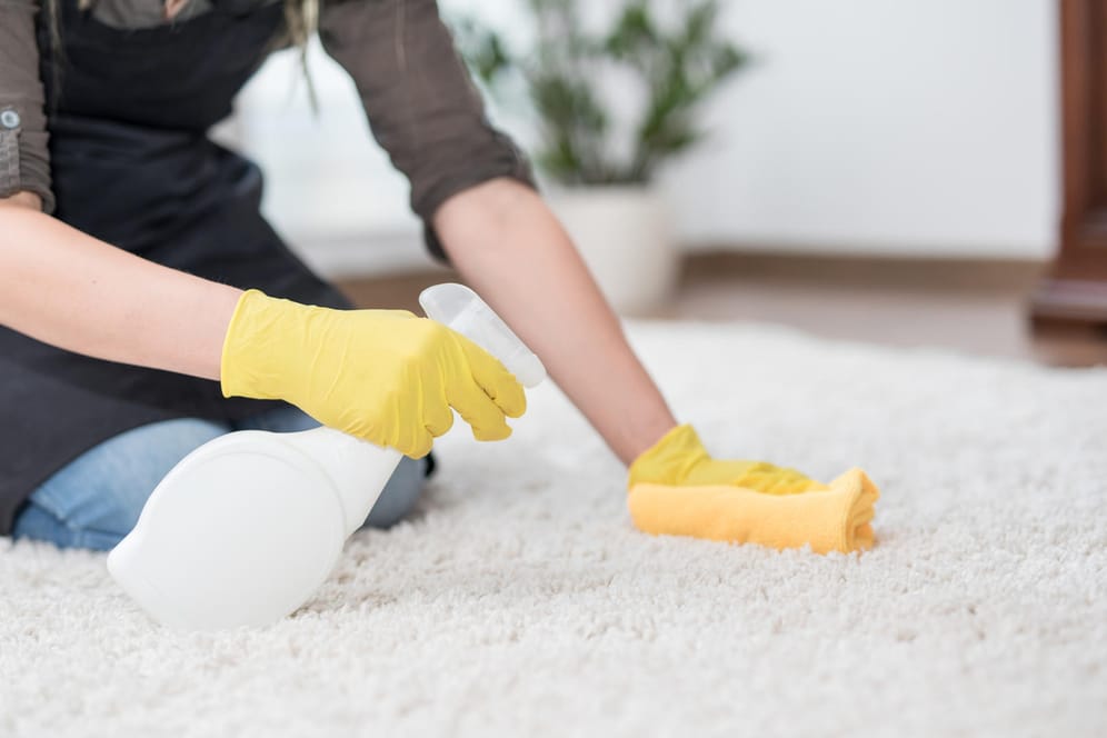 Teppich reinigen: Mit einfachen Hausmitteln lässt sich auch alter Bodenbelag aufhübschen.