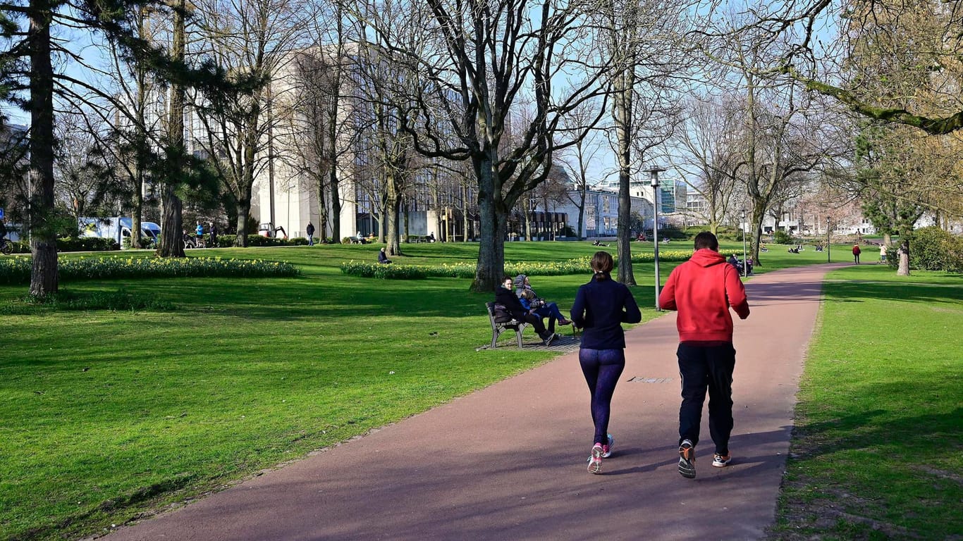 Menschen spazieren im Essener Stadtgarten: Weil dort sich mehrere Menschen nicht an das Kontaktverbot hielten, musste der Stadtgarten zeitweise geräumt werden.