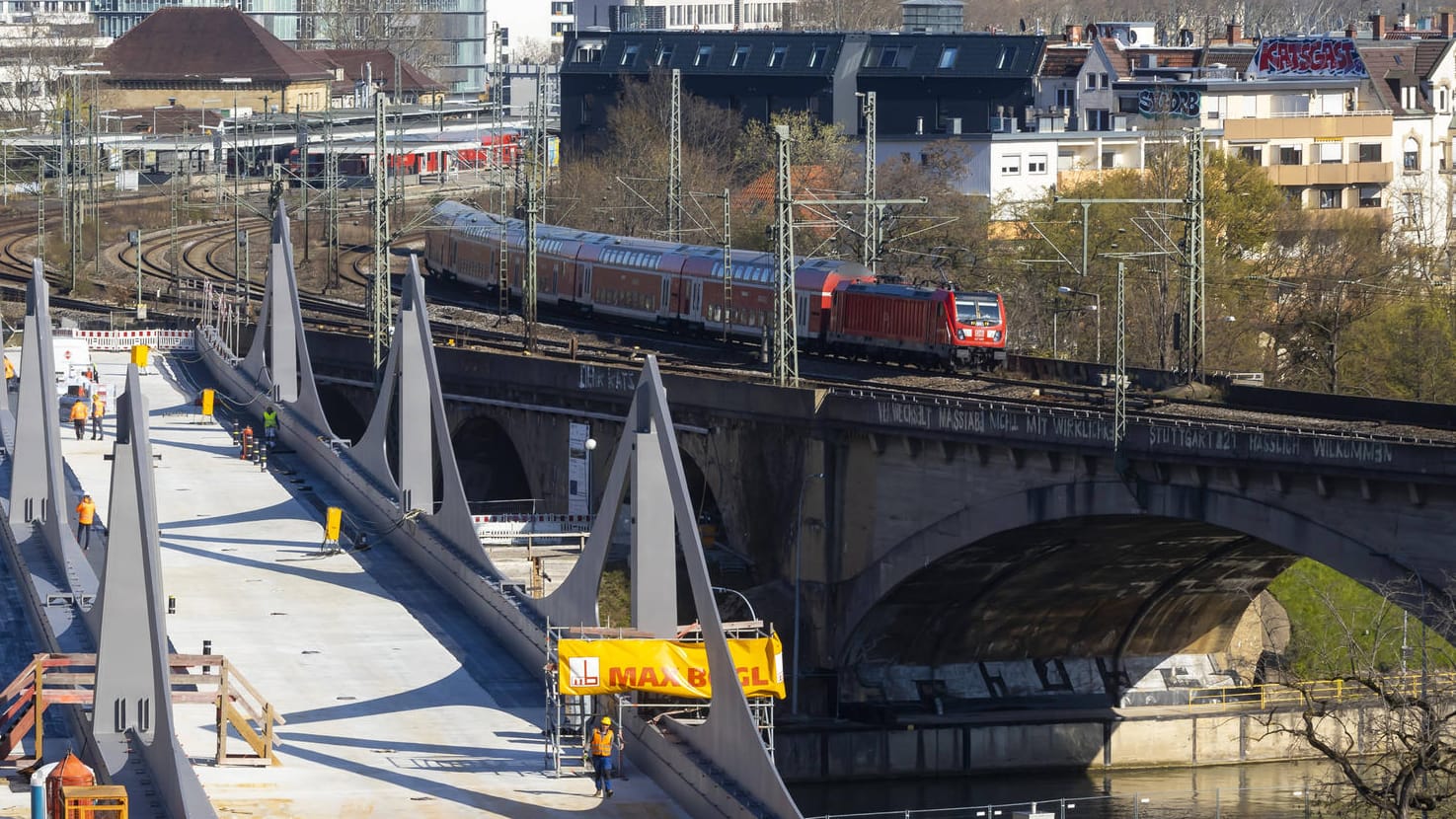 Alte und neue Bahnbrücke im Stuttgarter Bezirk Bad Cannstatt: Viele Bahnbrücken in Deutschland sind nicht mehr zu sanieren. Alte und neue Bahnbrücke im Stuttgarter Bezirk Bad Cannstatt: Viele Bahnbrücken in Deutschland sind nicht mehr zu sanieren.