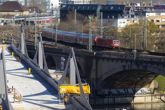 Alte und neue Bahnbrücke im Stuttgarter Bezirk Bad Cannstatt: Viele Bahnbrücken in Deutschland sind nicht mehr zu sanieren.