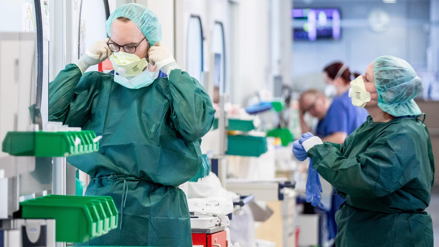 Pflegepersonal in Schutzkleidung: Auf der Intensivstation des Uniklinikums Essen werden schwer kranke Covid-19-Patienten versorgt.