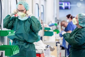 Pflegepersonal in Schutzkleidung: Auf der Intensivstation des Uniklinikums Essen werden schwer kranke Covid-19-Patienten versorgt.