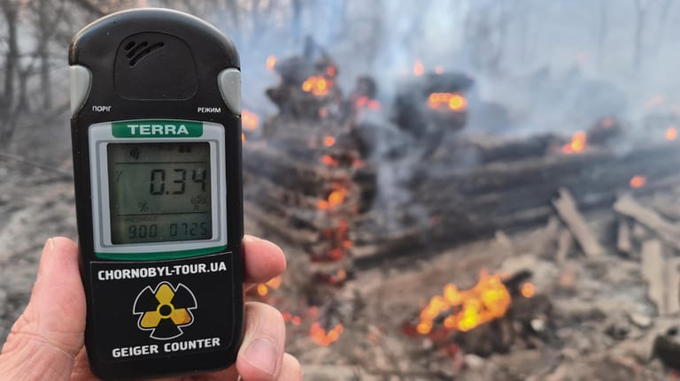 Ein Geigerzähler zeigt eine hohe Strahlenbelastung in dem Waldbrandgebiet: Das Feuer löste offenbar eine starke Erhöhung der Radioaktivität aus.