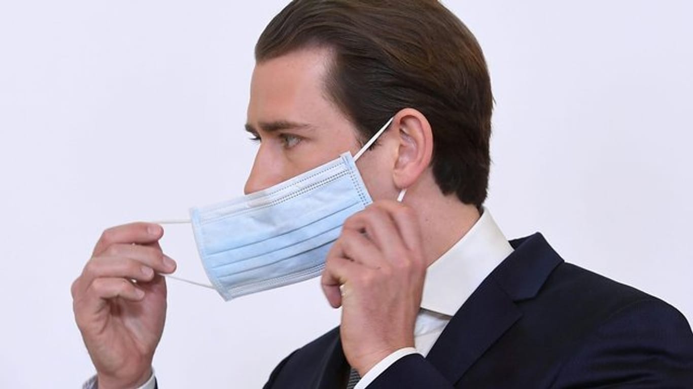 Bundeskanzler Sebastian Kurz setzt bei einer Pressekonferenz zum Thema "Coronavirus: Aktuelles" im Bundeskanzleramt seine Schutzmaske ab.