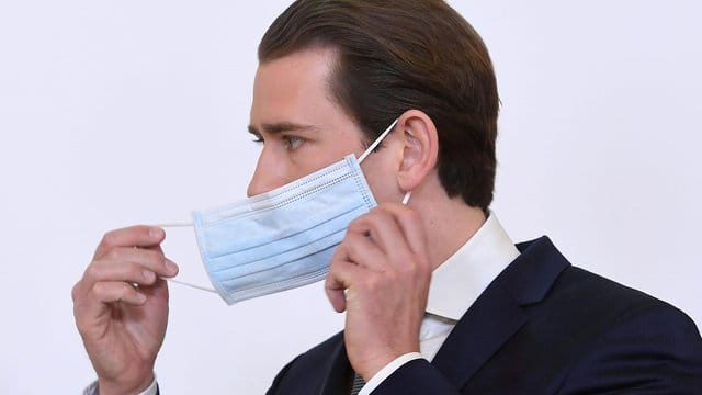 Bundeskanzler Sebastian Kurz setzt bei einer Pressekonferenz zum Thema "Coronavirus: Aktuelles" im Bundeskanzleramt seine Schutzmaske ab. Bundeskanzler Sebastian Kurz setzt bei einer Pressekonferenz zum Thema "Coronavirus: Aktuelles" im Bundeskanzleramt seine Schutzmaske ab.