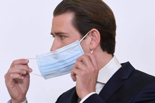 Bundeskanzler Sebastian Kurz setzt bei einer Pressekonferenz zum Thema "Coronavirus: Aktuelles" im Bundeskanzleramt seine Schutzmaske ab.