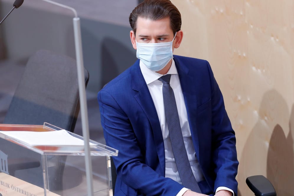 Österreichs Kanzler Sebastian Kurz mit Schutzmaske: Kurz kündigte am Montag an, die Maßnahmen gegen das Coronavirus nach Ostern schrittweise zu lockern.