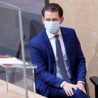 Österreichs Kanzler Sebastian Kurz mit Schutzmaske: Kurz kündigte am Montag an, die Maßnahmen gegen das Coronavirus nach Ostern schrittweise zu lockern.