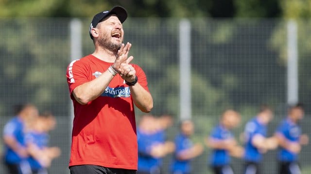 Findet die Arbeit am Ball wichtig: Paderborns Trainer Steffen Baumgart. Findet die Arbeit am Ball wichtig: Paderborns Trainer Steffen Baumgart.