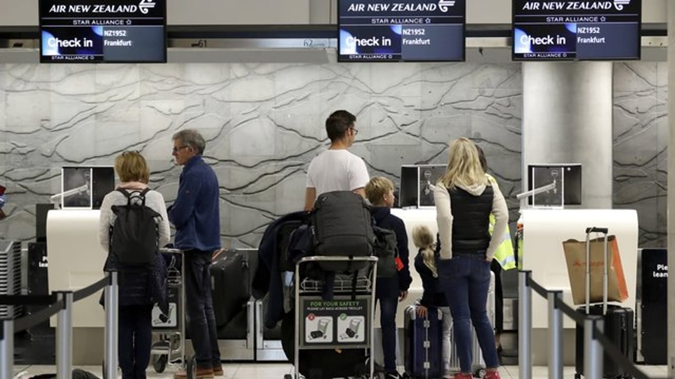 Touristen am Check-In Terminal des Flughafens Christchurch in Neuseeland.