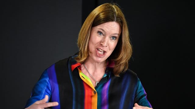 Schottlands Chief Medical Officer, Catherine Calderwood, ist nach Verstößen gegen die eigenen Ausgangsbeschränkungen in der Corona-Krise zurückgetreten. Schottlands Chief Medical Officer, Catherine Calderwood, ist nach Verstößen gegen die eigenen Ausgangsbeschränkungen in der Corona-Krise zurückgetreten.