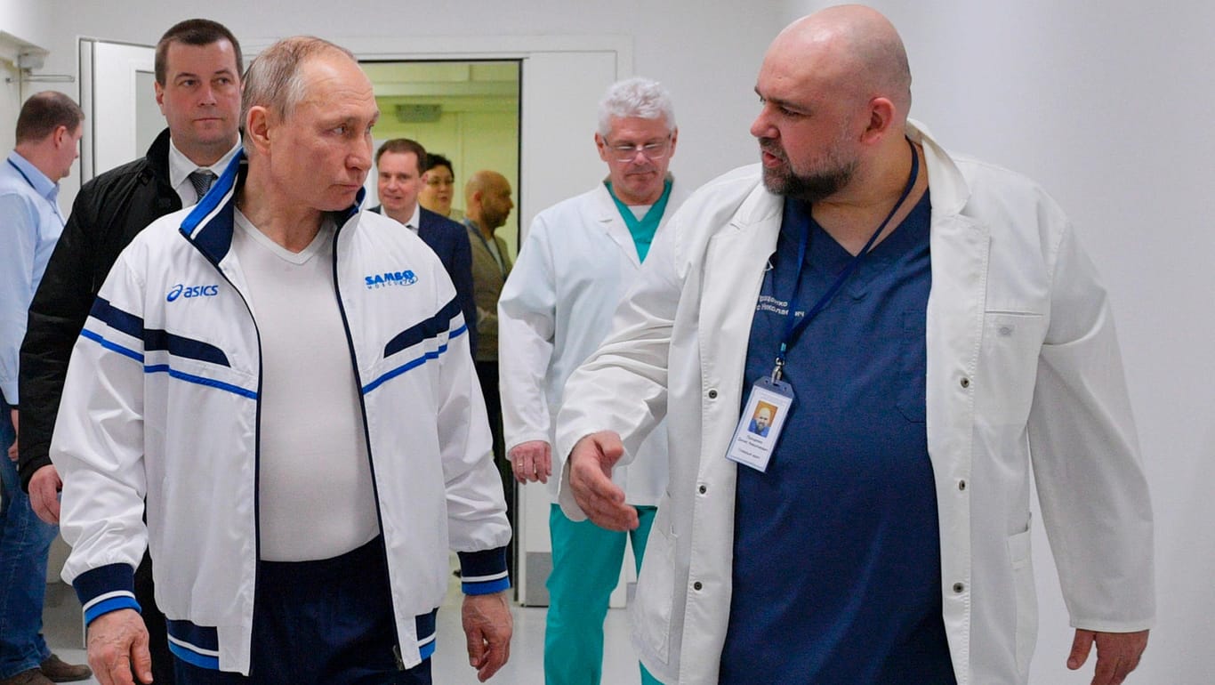 Wladimir Putin spricht mit Dennis Prozenko, dem Leiter eines Krankenhauses im Moskauer Stadtteil Kommunarka. In dem Krankenhaus werden Covid-19-Patienten behandelt.