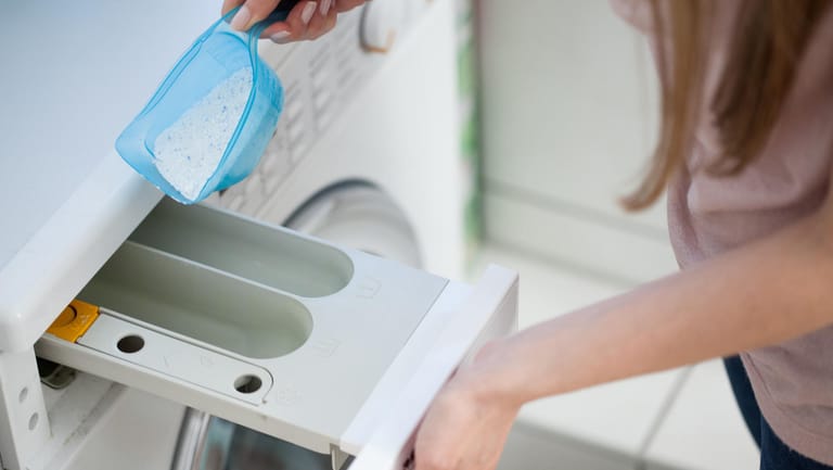 Virenfrei waschen: Bleichmittelhaltige Voll- oder Universalwaschmittel haben eine höhere Waschwirkung als Produkte ohne diesen Zusatz.