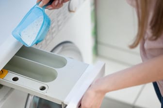 Virenfrei waschen: Bleichmittelhaltige Voll- oder Universalwaschmittel haben eine höhere Waschwirkung als Produkte ohne diesen Zusatz.