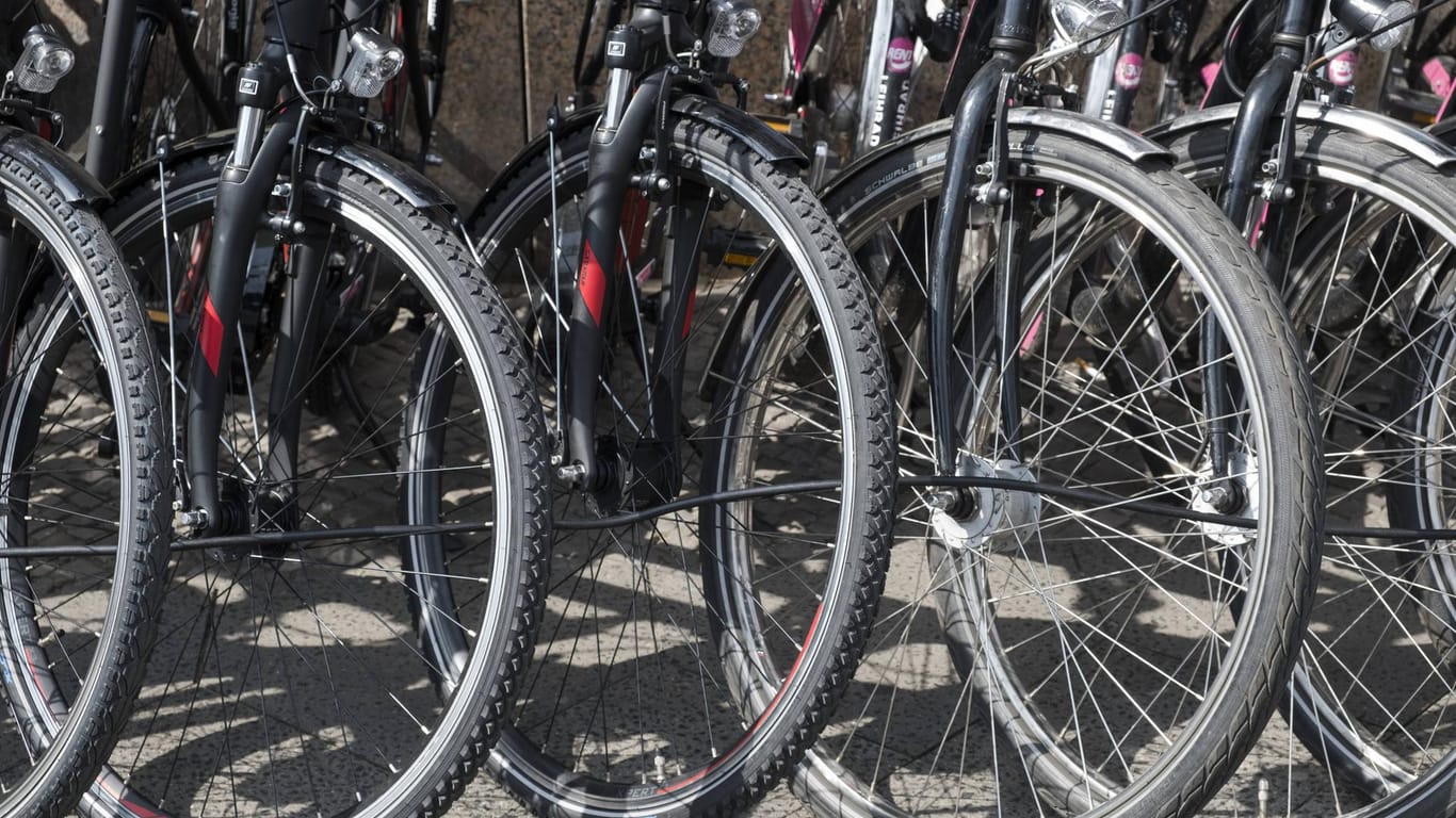 Fahrräder stehen vor einem Fahrradladen: Ein Mann hat in einem Bike-Shop sein altes Fahrrad wiedergefunden.
