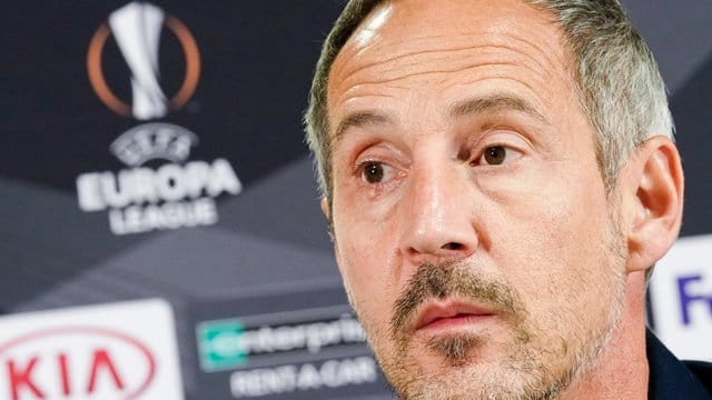 Eintracht-Trainer Adi Hütter würde einen Gehaltsverzicht in Kauf nehmen. Eintracht-Trainer Adi Hütter würde einen Gehaltsverzicht in Kauf nehmen.