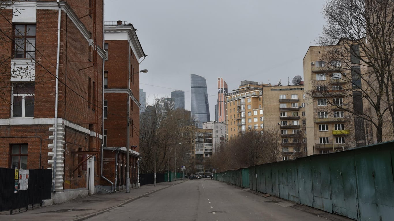 Weil die Bürger zur häuslichen Selbstisolation verpflichtet sind, sind im Wohnviertel Dorogomilowo die Straßen wie leergefegt. Russlands Machtzentrum Moskau gleicht in diesen Tagen des verzweifelten Kampfes gegen das Coronavirus einer Geisterstadt.