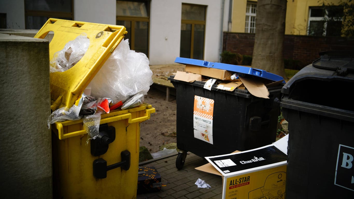 Überfüllte Mülltonnen in einem Berliner Hinterhof: Bei den Tonnen abgelagerter Sperrmüll erschwert die Arbeit der BSR-Mitarbeiter.