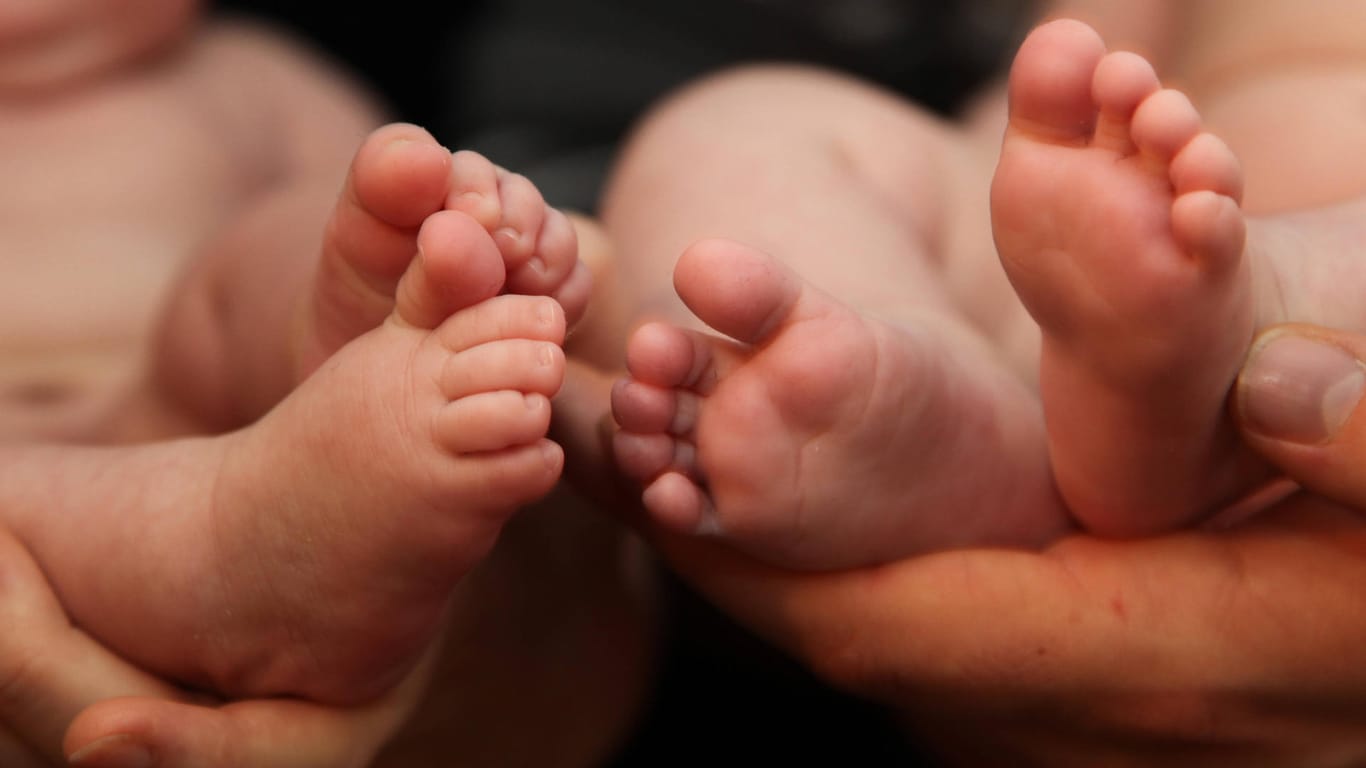 Babyfüße von Zwillingen: In Indien wurden zwei Neugeborene nach dem Coronavirus benannt. (Symbolbild)
