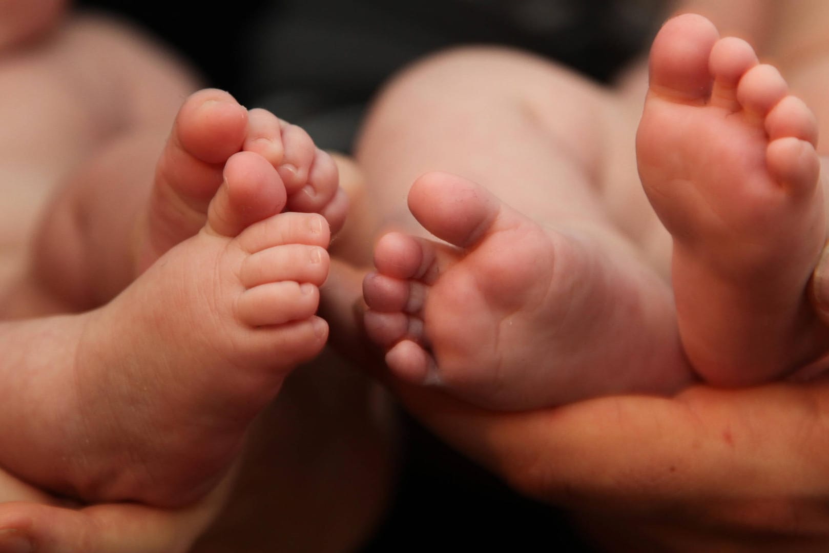 Babyfüße von Zwillingen: In Indien wurden zwei Neugeborene nach dem Coronavirus benannt. (Symbolbild)
