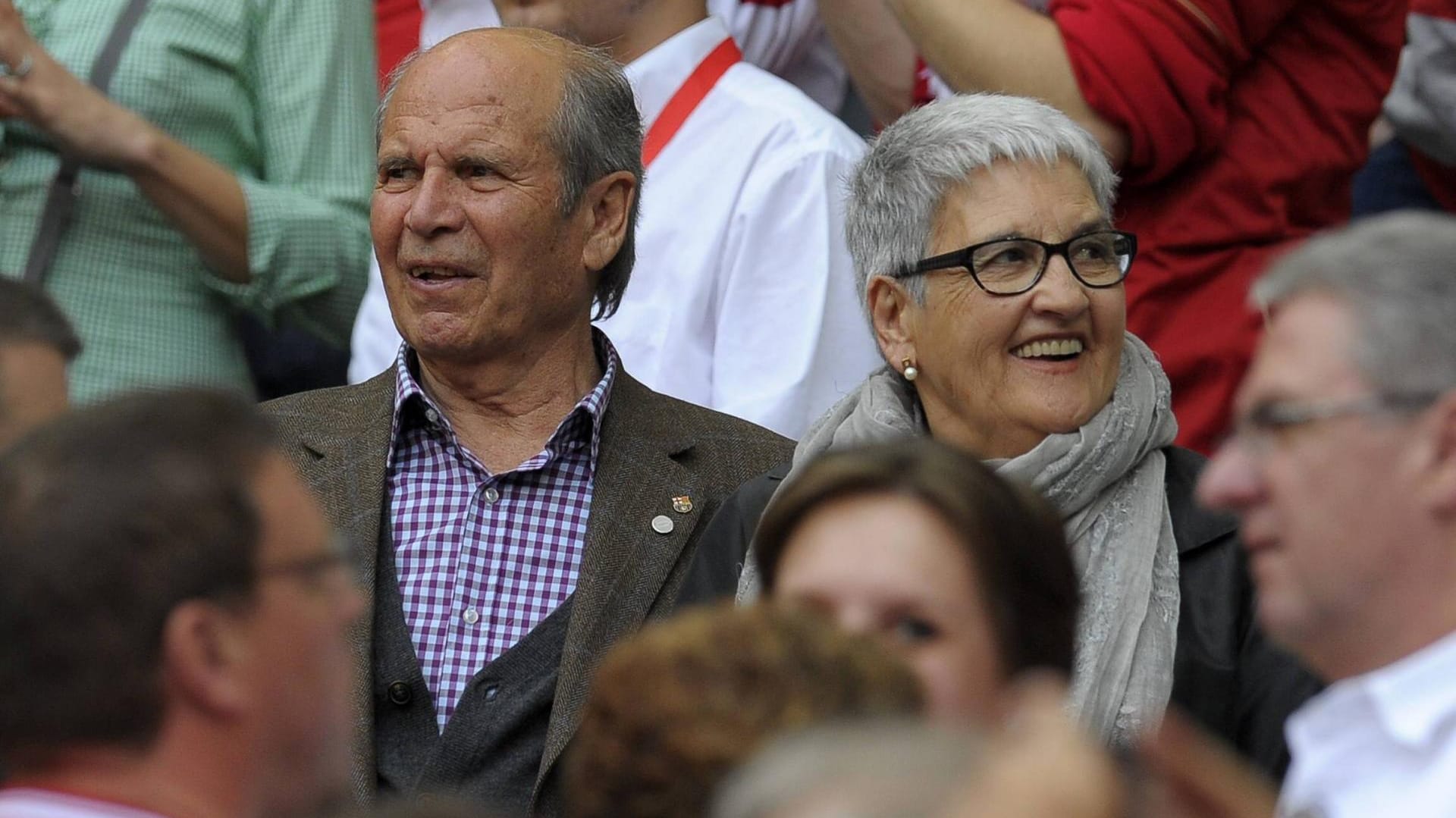 Guardiolas Mutter (r.) neben Vater Valenti bei einem Bayern-Spiel im Mai 2014.