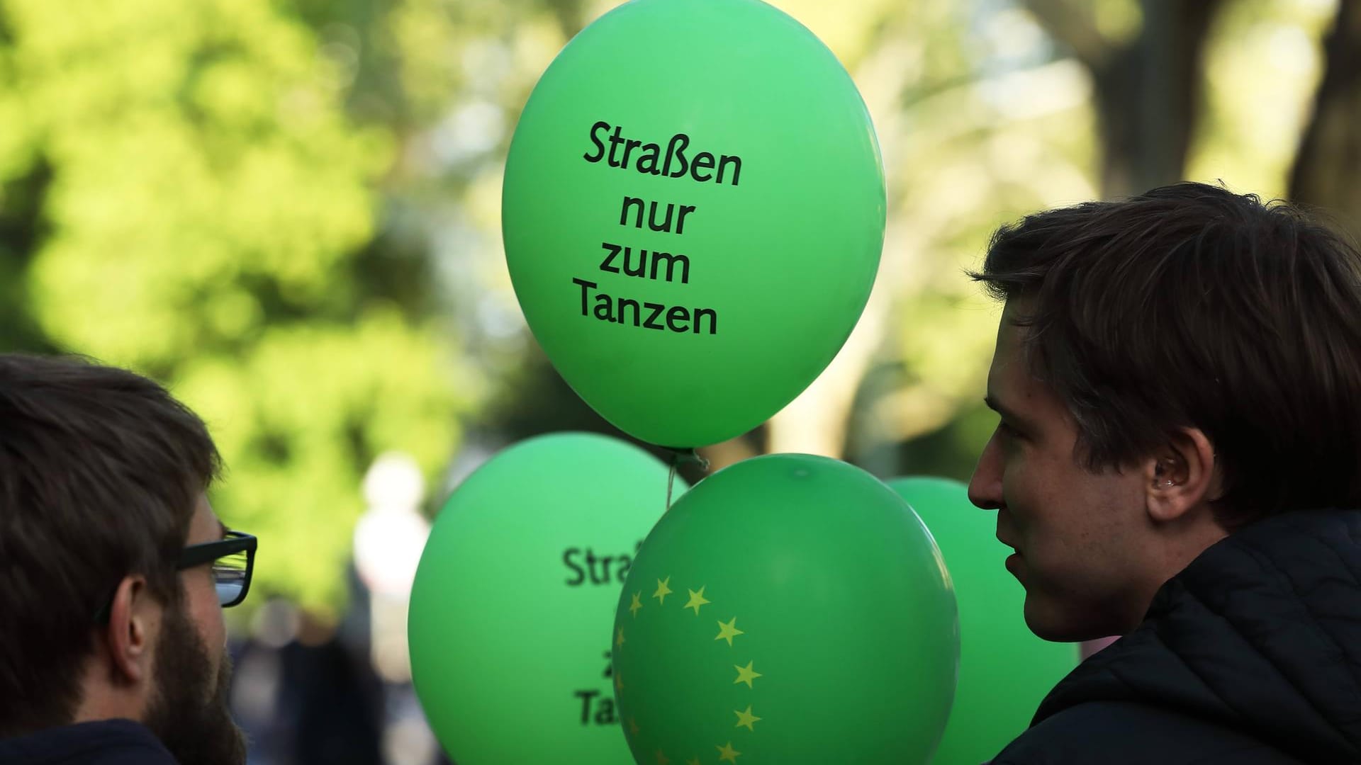 Luftballon mit der Aufschrift "Straßen nur zum Tanzen" auf dem MyFest in Kreuzberg: Während das diesjährige MyFest wegen der Corona-Krise abgesagt wurde, will die linksextreme Szene weiter an Demos zum 1. Mai festhalten.