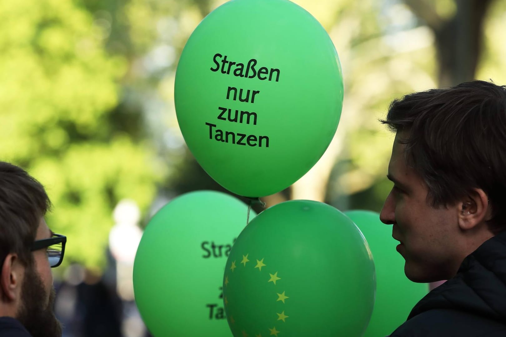 Luftballon mit der Aufschrift "Straßen nur zum Tanzen" auf dem MyFest in Kreuzberg: Während das diesjährige MyFest wegen der Corona-Krise abgesagt wurde, will die linksextreme Szene weiter an Demos zum 1. Mai festhalten.