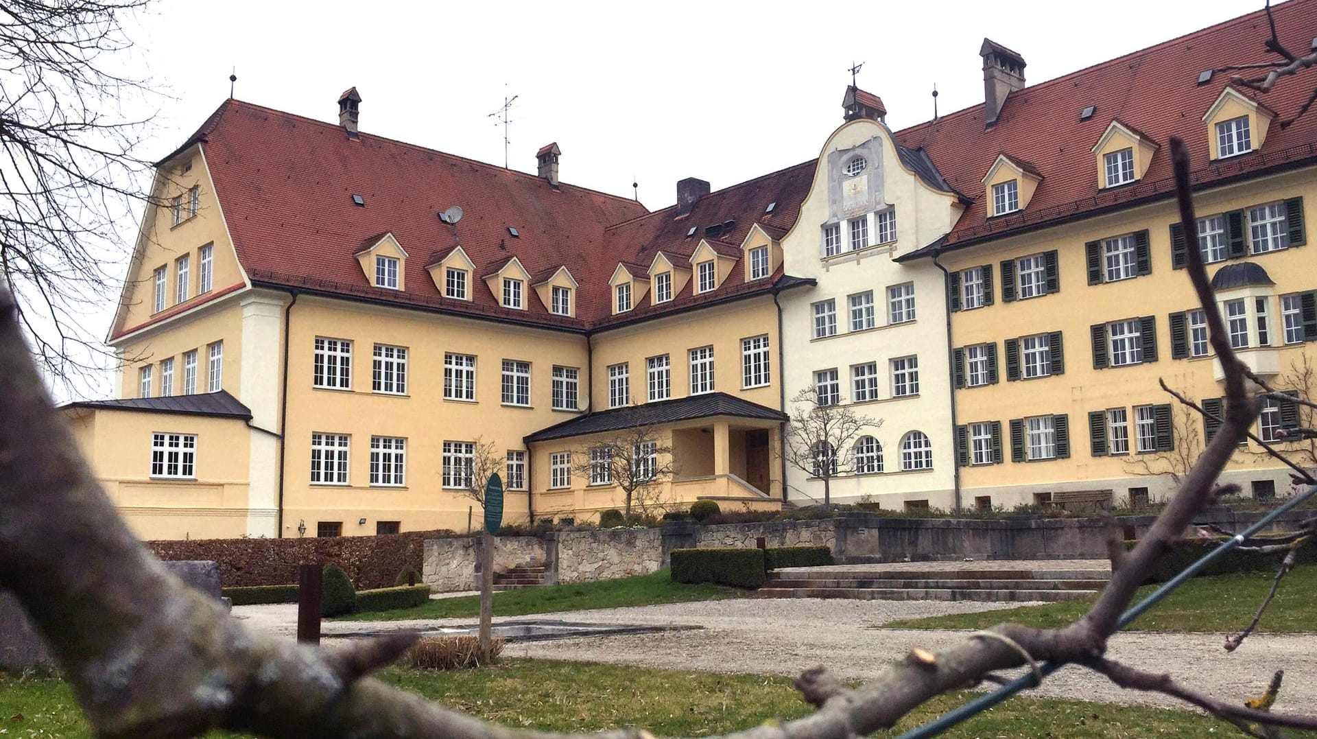 Das ehemalige katholische Piusheim: Die Staatsanwaltschaft München II hat Vorermittlungen eingeleitet, wegen Vorwürfen von massivem sexuellen Missbrauch. Das ehemalige katholische Piusheim: Die Staatsanwaltschaft München II hat Vorermittlungen eingeleitet, wegen Vorwürfen von massivem sexuellen Missbrauch.
