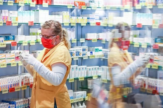 Mitarbeiter in Apotheken müssten eventuell bis zu 12-Stunden am Tag arbeiten, wenn es organisatorisch nicht mehr anders geht.