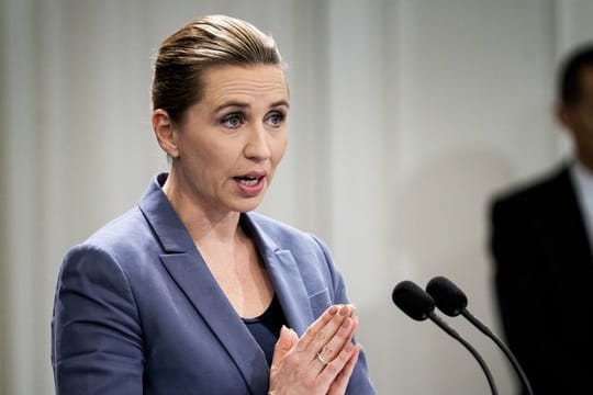 Die dänische Ministerpräsidentin Mette Frederiksen informiert auf einer Pressekonferenz über das Coronavirus (Archiv).