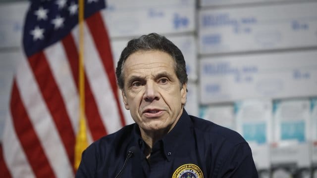 Andrew Cuomo warnte die New Yorker davor, angesichts der Hoffnung machenden Zahlen nun nachlässig zu werden und das Virus zu unterschätzen. Andrew Cuomo warnte die New Yorker davor, angesichts der Hoffnung machenden Zahlen nun nachlässig zu werden und das Virus zu unterschätzen.