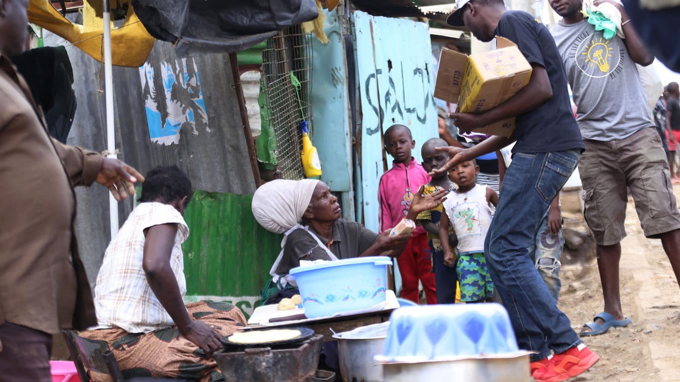 Als Maßnahme gegen das Coronavirus verteilt ein Helfer Seife an die Bewohner eines Armenviertels in Nairobi.
