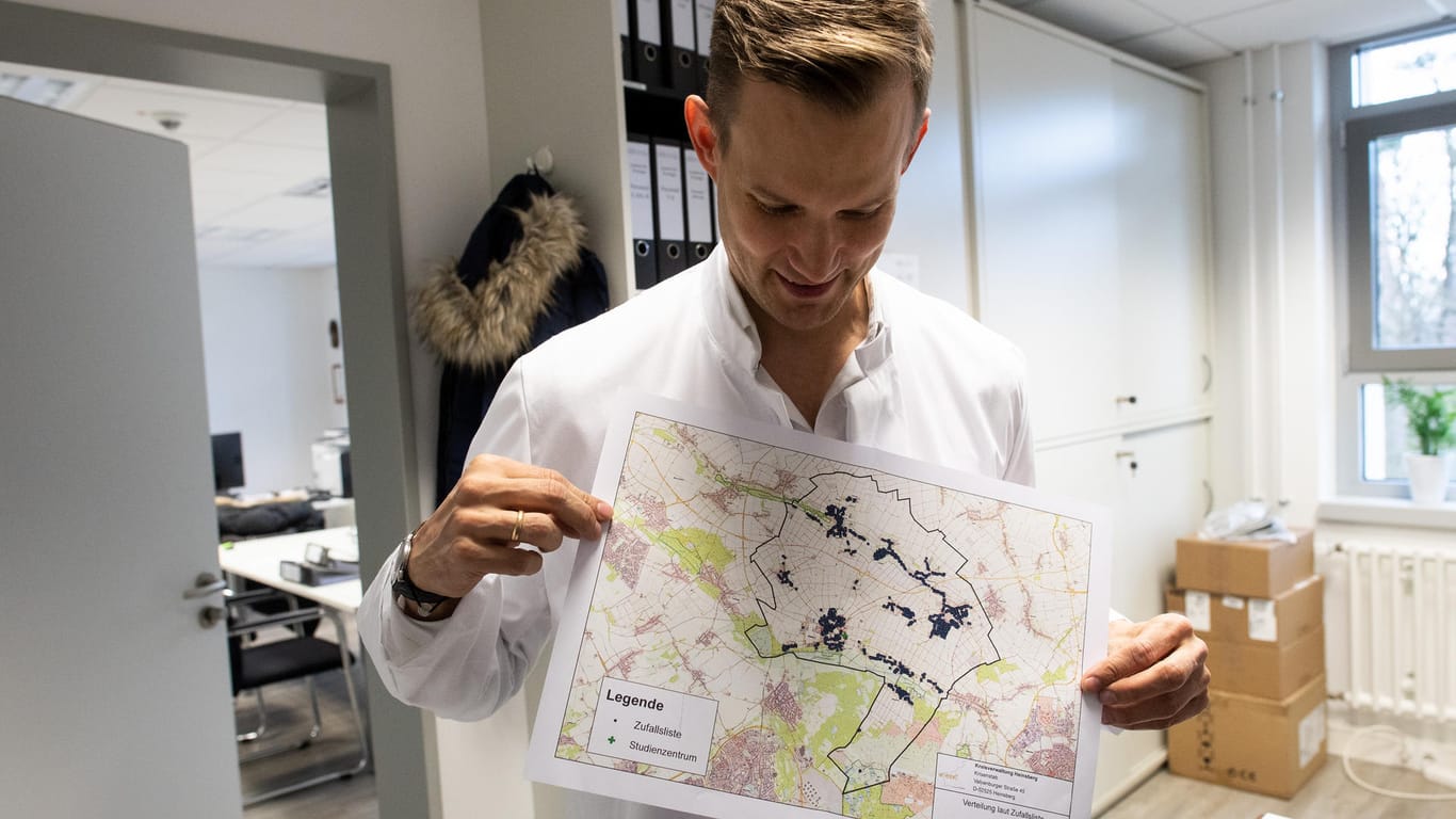 Professor Hendrik Streeck zeigt eine Karte von Gangelt im Kreis Heinsberg.