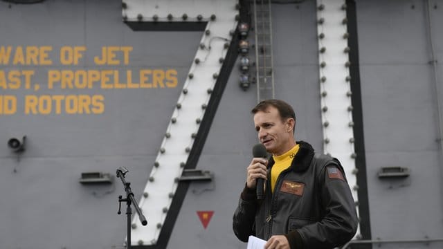 Corona-Ausbruch an Bord der "USS Theodore Roosevelt": Kapitän Brett Crozier hatte in einem Brief Hilfe der Militärführung gefordert. Corona-Ausbruch an Bord der "USS Theodore Roosevelt": Kapitän Brett Crozier hatte in einem Brief Hilfe der Militärführung gefordert.