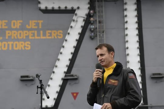 Corona-Ausbruch an Bord der "USS Theodore Roosevelt": Kapitän Brett Crozier hatte in einem Brief Hilfe der Militärführung gefordert.
