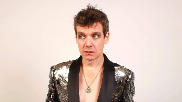 Bobby Conn stand unter dem Eindruck von 10cc, Liaisons Dangereuses oder Slade, als er die Songs zum neuen Album schrieb. Bobby Conn stand unter dem Eindruck von 10cc, Liaisons Dangereuses oder Slade, als er die Songs zum neuen Album schrieb.