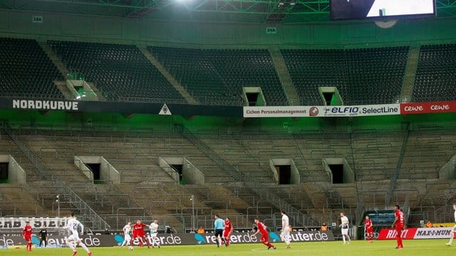 Die DFL soll bei möglichen Geisterspielen nur 239 Menschen ins Stadion lassen. Die DFL soll bei möglichen Geisterspielen nur 239 Menschen ins Stadion lassen.