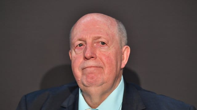 Schaut skeptisch auf die Lernfähigkeit im Profifußball: Reiner Calmund. Schaut skeptisch auf die Lernfähigkeit im Profifußball: Reiner Calmund.