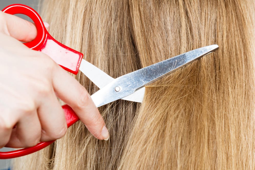Haare schneiden: Auch wer seine Haare selbst schneidet, sollte nicht ohne das richtige Equipment loslegen. Eine Küchenschere eignet sich nicht dafür.
